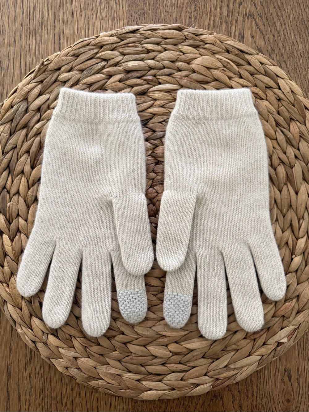 Babaton Aritzia Cashmere Tech Gloves Beige One Size - Picture 2 of 6